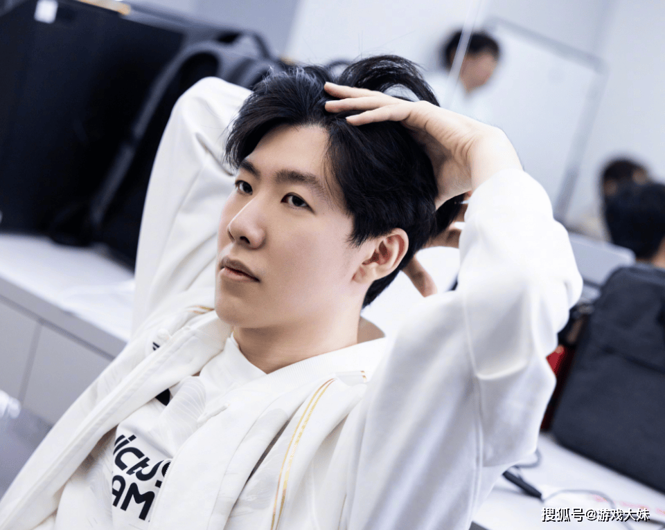 包含TheShy遭遇二十持续失利，IG教练压力巨大！观众掌声雷动的词条